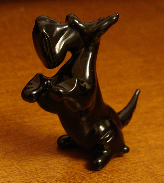 28. Стоячий скотч-терьер черное стекло